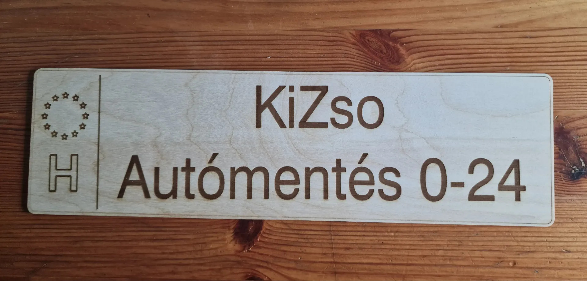 Feliratos rendszám tábla